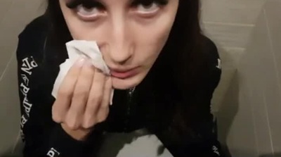 Мужик развёл наивную армянку на минет со спермой в туалете клуба