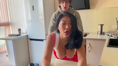 Русский пасынок жарко трахает зрелую мачеху с голыми дойками