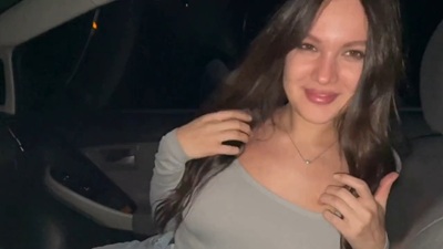 Сабина с натуральными сиськами сделала минет таксисту в машине