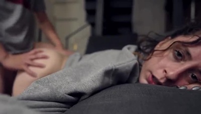 Еврейская девушка страстно стонет от большого хуя в узкой вагине