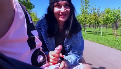 Пошлая украинка сделала минет незнакомому мужчине в парке