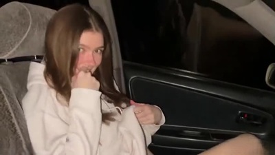 Первокурсница трахается с лучшим другом в машине со спермой